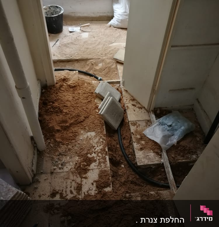 חול וכלים באתר עבודה של אינסטלטור